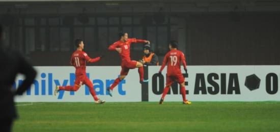 Giây phút vỡ òa sau chiến thắng nghẹt thở của U23 Việt Nam ảnh 1